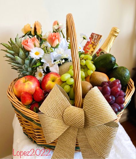 Filipino New Year, Fruit Basket Diy Gift, Fruit Baskets Diy, Fruit Flower Basket, Fruit Bouquet Ideas, Thanksgiving Fruit, Edible Fruit Arrangements, Fruit Hampers, Food Bouquet