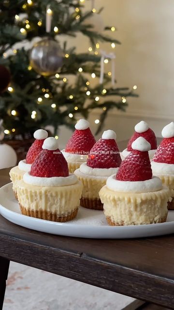 Mini Cheesecake Santa Hats, Mini Santa Hat Cheesecakes, Santa Cheesecake Hats, Mini Cheesecake Christmas, Mini Cheesecakes Christmas, Mini Christmas Cheesecakes, Cheesecake Santa Hats, Christmas Mini Cheesecakes, Mini Eggnog Cheesecake