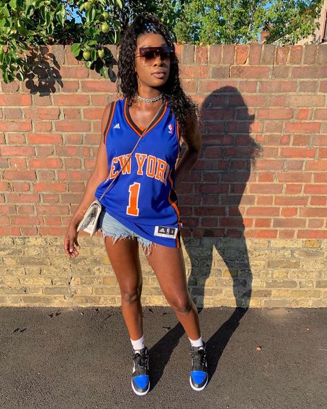 Women Jersey Outfit, Womens Jersey Outfit, Basketball Jersey Outfit Women, Jersey Party Outfit, Jersey Shirt Outfit, Nba Jersey Outfit, Jersey Dress Outfit, Football Season Outfits, Basketball Game Outfit Women