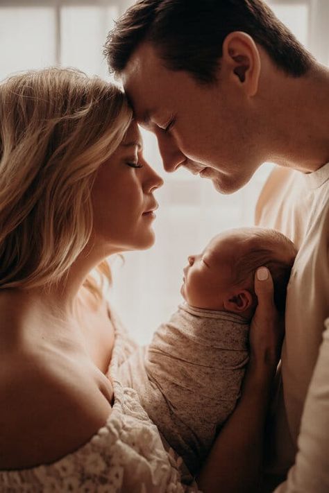 The Cutest Newborn Photos To Inspire You - Tulamama Newborn Family Pictures, Newborn Photography Tips, Foto Newborn, Newborn Family Photos, Newborn Photography Poses, Newborn Studio, Newborn Baby Photoshoot, Newborn Poses, Lifestyle Newborn Photography