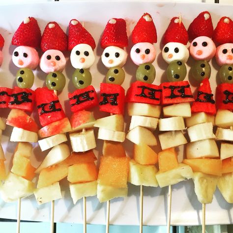 Preschool Snack, Fruit Stick, Fruit Kebabs, Fruit Sticks, Stick Christmas Tree, Diy School, Preschool Snacks, Christmas Fruit, Kids Christmas Party