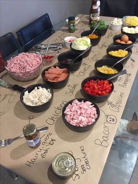 Pizza Night Set Up, Pizza Party Bar Ideas, Diy Pizza Station, Pizza Night Family, Diy Pizza Night Party, Individual Pizza Party, Pizzaria Themed Party, Birthday Pizza Party Ideas, Create Your Own Pizza Bar