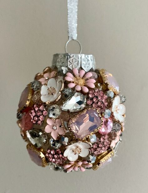 Bauble Decoration Ideas, Jewel Christmas Tree, Jeweled Christmas Ornaments, Pretty Christmas Ornaments, Old Jewelry Crafts, Jewel Ornaments, Costume Jewelry Crafts, Diy Christmas Wreaths Ideas, Christmas Wreaths Ideas