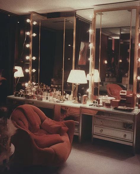 New York Apartment 2000s, 80s Nyc Aesthetic, 1920s New York Apartment, Vintage New York Apartment, Old Hollywood Vanity, Bars In Soho London, Penthouse Apartment Aesthetic, Nyc Apartment Aesthetic, 1920s Apartment