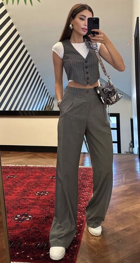 Grey Formal Pants Outfit Woman, Female Formal Outfits, College Formal Outfit, Vest Suit, Luxury Photography, Denim Skirt Outfits, Uni Outfits, Casual Day Outfits, Elegante Casual