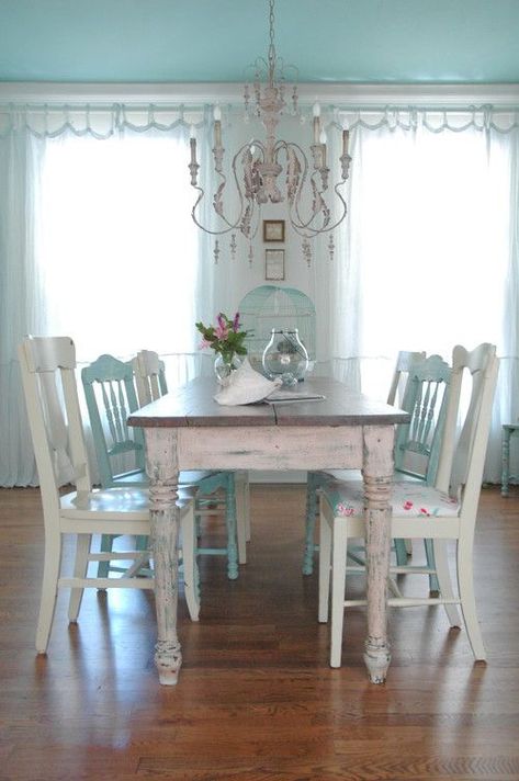 Shabby Chic dining room in blue and white Muebles Shabby Chic, Shabby Chic Dining Room, Vibeke Design, Chic Dining Room, Shabby Chic Dining, Decoration Shabby, Cottage Shabby Chic, Estilo Shabby Chic, Shabby Chic Room