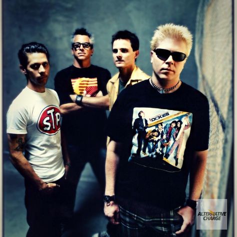 114 Likes, 0 Comments - 90s Alternative Rock (@alt_charge) on Instagram: “The Offspring 🎤🎸☠️💀🇺🇸 follow @alt_charge #theoffspring #90s #alternativerock #alternativerockmusic…” Dexter Holland, Arte Heavy Metal, The Offspring, Rock Punk, I'm With The Band, Punk Bands, Alternative Music, Band Posters, Pop Punk