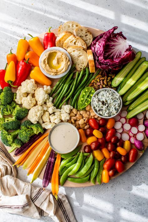 Move over meat and cheese because veggie boards are healthy, impressive and easy-to-make for your next party! Charcuterie Board With Dips, Vegetable Charcuterie Board, Vegetable Charcuterie, Crudite Platter, Homemade Dips, Healthy Veggie, Vegetable Tray, Vegetable Platter, Veggie Snacks