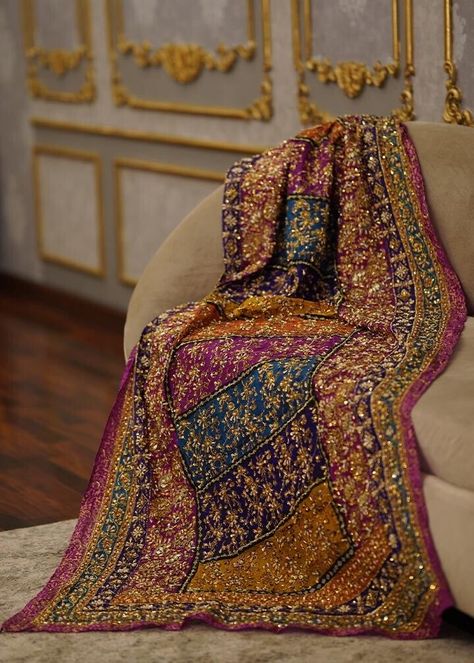 Multi Dupatta Suits, Traditional Dupatta Designs, Wedding Dupatta Style, Pakistani Dupatta Style, Shawl Design Ideas, Pakistani Duppata, Designer Dupatta Ideas, Heavy Dupatta Suits, Shawl Outfits