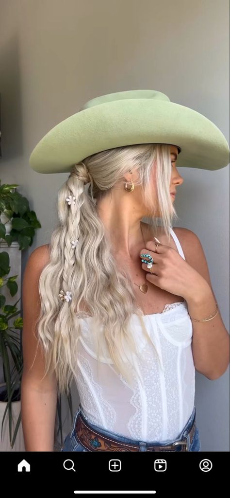 Wedding Hair With Cowboy Hat, Cute Rodeo Hairstyles, Rodeo Hairstyles, Hairstyles Concert, Rodeo Hair, Western Hairstyles, Hat With Braids, Concert Hairstyles, Rave Fits