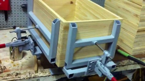 Bee Hive Stand, Bee Equipment, Honey Bees Keeping, Bee Hives Diy, Hive Stand, Bee Hives Boxes, Woodworking Jig Plans, Honey Store, Bee Hive Plans