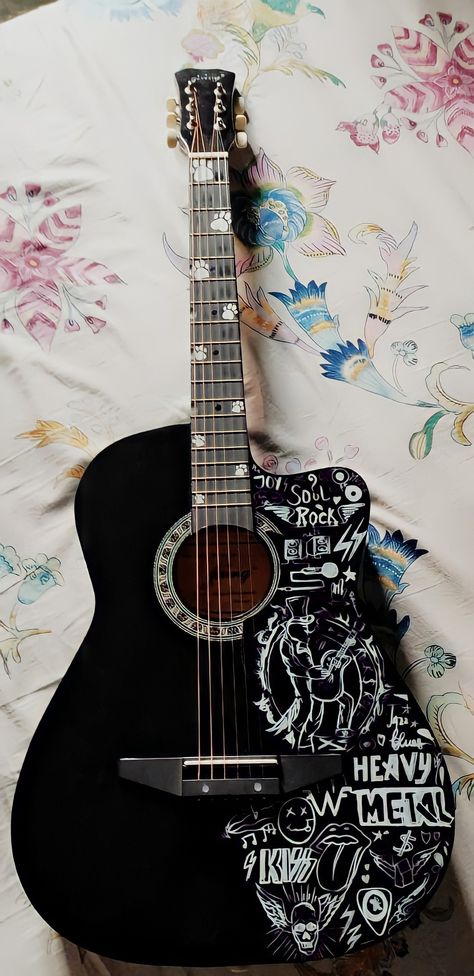 Guitar Painting Aesthetic, Art On Guitar Ideas, Acoustic Guitar Art Paint, Painted Guitars Ideas Aesthetic, Cool Acoustic Guitar Designs, Guitar Design Ideas Art, Acoustic Guitar Design Ideas, Drawing On Guitar, Custom Guitars Acoustic