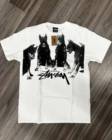 Stussy Doberman Tee #stussy #dobermantee #stussydoberman #tee #graphictees Dog Graphic Tee, Stussy Clothes, Graphic Tee Ideas, Streetwear Design Inspiration, Streetwear Fashion Design, Stussy Design, Stussy T Shirt, Stussy Clothing, Stussy Shirt