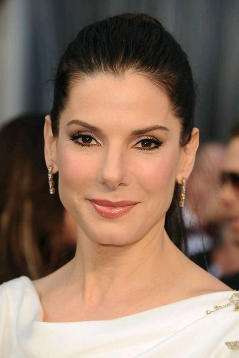 Sandra Bullock Oscar, Sandra Bullock Hair, Hidden Talents, Oscar Fashion, Bionic Woman, Beauty Event, Beauty Looks, Sandra Bullock, Famous Women