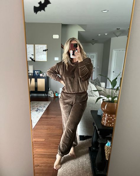 Shop The Plush Velour Jogger and other curated products on LTK, the easiest way to shop everything from your favorite creators. Velour Joggers Outfit, Joggers For Women, Holiday Inspo, Joggers Outfit, Joggers Womens, Working From Home, Velvet, For Women