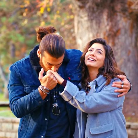 Erkenci Kus, Romantic Scenes, Can Yaman, Movie Couples, Erkenci Kuş, Cute Love Cartoons, Cute Love Pictures, Couple Photography Poses, Early Bird