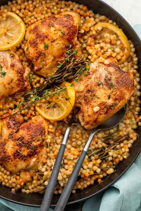 Chicken With Couscous, Pearl Couscous Recipes, Chicken Couscous, Chicken Skillet Recipes, Couscous Recipes, Diner Recept, One Skillet, Easy Dinner Recipe, Skillet Chicken