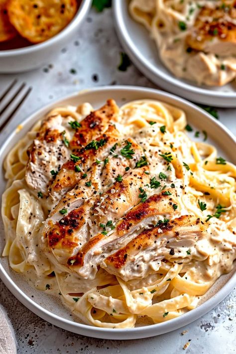 Try this creamy, stunning, and scrumptious copycat Olive Garden Chicken Alfredo the next time you need a quick and easy dinner to impress. Grilled Chicken Alfredo, Pasta Fettuccine, Chicken Fettuccine Alfredo, The Food Charlatan, Chicken Fettuccine, 30 Minute Meals Easy, Chicken Alfredo Recipes, Feta Recipes, Food Charlatan