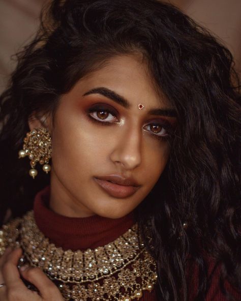 Smokey Eye Indian, Maroon Smokey Eye, Indian Makeup Look, Indian Skin Makeup, Maroon Makeup, Indian Makeup Looks, Dusky Skin, Indian Eyes, Indian Bride Makeup