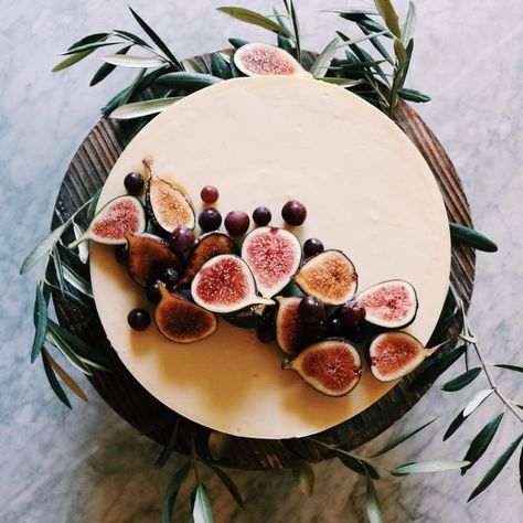 Crème Frâiche Cheesecake With Pretzel Crust + Brûléed Figs and Grapes – DisplacedHousewife Cheesecake With Pretzel Crust, Cheesecake Decoration, Pretzel Crust, Easy Cheesecake, Pretty Cakes, Pavlova, Cake Decoration, Beautiful Food, Beautiful Cakes