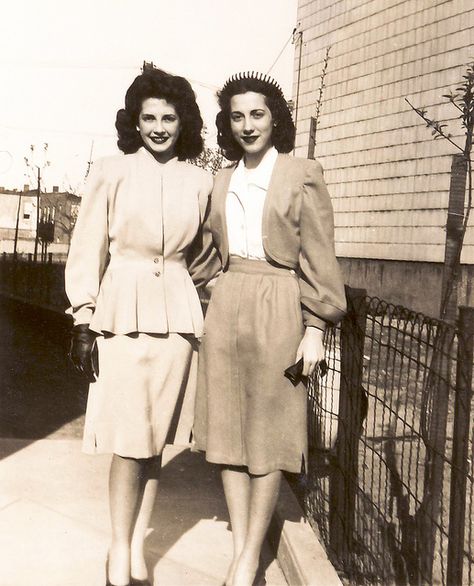 1940s Women, Fashion 1940s, Look Retro, Hannah Montana, 40s Fashion, Retro Mode, Photo Vintage, 1940s Fashion, Moda Vintage