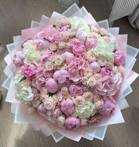 Peonies Decoration Wedding, Big Flower Bouquet Aesthetic, Bouquet Of Flowers Yellow, Big Rose Bouquet, Colorful Flower Bouquet, Chrysanthemum Bouquet, Big Bouquet, Expensive Flowers, Luxury Bouquet