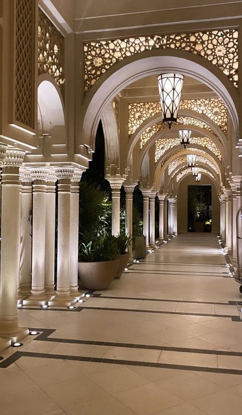 ♔ L'Influence du Moyen-Orient Luxury Mansions Interior, Mansion Exterior, Sweet Corner, Mansion Designs, Classic House Design, Luxury House Interior Design, Mansion Interior, Mansions Luxury, Luxury Homes Dream Houses