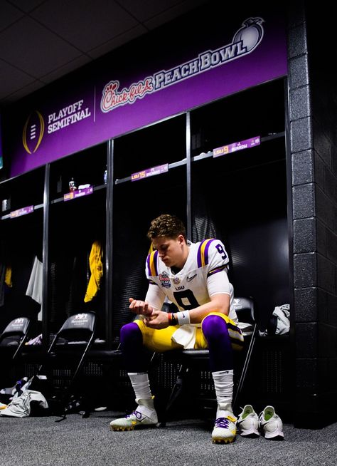 Football Locker Room Photoshoot, Joe Burrow Wallpaper Aesthetic, Joe Burrow Aesthetic, Aesthetic Nfl Pictures, Burrow Wallpaper, Joe Burrow Wallpaper, American College Football Aesthetic, Joe Burrow High School, Football Bf