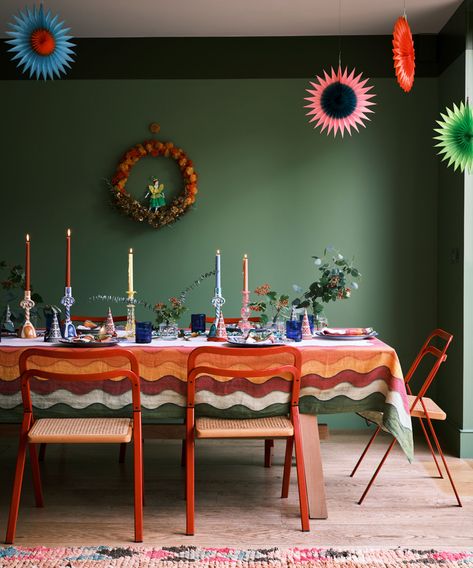 Yeabridge Green, Colourful Table Setting, Table Setting For Christmas, Colourful Table, Green Dining Room, Tafel Decor, Paper Christmas Decorations, Clean Green, James White