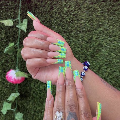 Green Nails Ideas Square, Ambre Nails, Ongles Bling Bling, Neon Acrylic Nails, Green Acrylic Nails, Nail Goals, Girly Acrylic, Retro Nails, Acrylic Nail Set