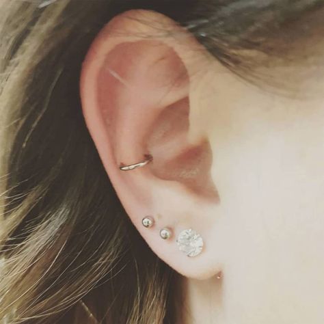 Snug Piercing Ideas, Triple Lobe, Anti Helix, Piercing Snug, Different Ear Piercings, Snug Piercing, Types Of Ear Piercings, Anti Tragus, Pretty Ear Piercings