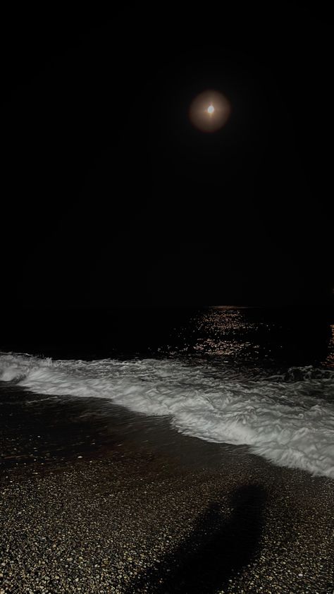 Widget Summer Aesthetic, Night On The Beach, Cool Lock Screen Wallpaper, Sunset Beach Pictures, Wallpaper Widget, Moon Sea, Dark Beach, Moon Beach, Dark Summer