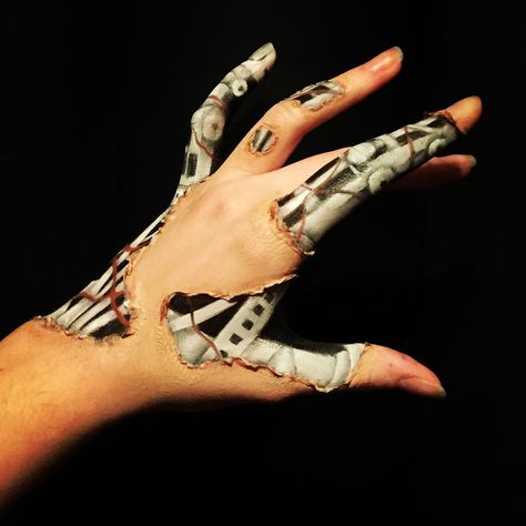 Robot hand illusion. Robot Makeup, Halloweenský Makeup, Robot Hand, Hand Makeup, I Robot, Artists And Models, Facepaint, Ex Machina, Detroit Become Human