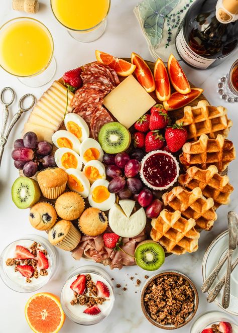 Wow your guests at your next brunch party with this pretty and easy brunch charcuterie board! This board has a ton of breakfast treats like cured meats, fancy cheeses, fresh fruit, pastries, and more. It's easy to set up for a party or holidays like Easter, Christmas, Mother's Day, and more. Just add all of your favorite snacks and you have breakfast for a crowd. This breakfast grazing board is lovely for a buffet or as an appetizer. It's simple, make-ahead, and the best food idea for a party! Breakfast Grazing Board, Sausage Board, Brunch Charcuterie Board, Brunch Charcuterie, Football Foods, Frozen Pudding, Fancy Cheese, Breakfast Cheese, Fruit Pastries