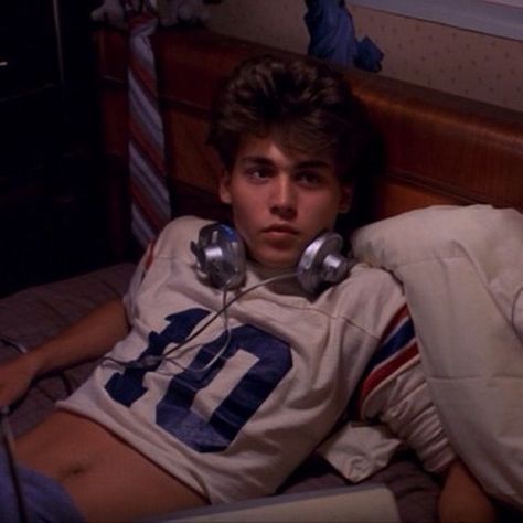 Johnny Depp looked like a teenage dream in Nightmare on Elm Street, wearing a cropped jersey-style shirt. Swoon. Daniel Desario, 90s Johnny Depp, John Depp, جوني ديب, Mens Crop Top, 90s Actors, 80s Men, 90s Men, Photographie Portrait Inspiration