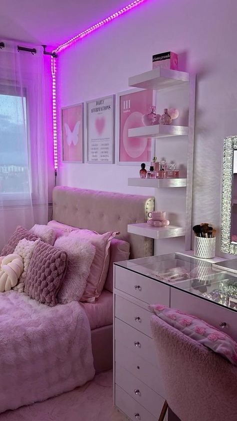 Bussines Room Ideas, 21 Year Old Room Ideas, Small Room With Vanity, Small Bedroom With Vanity, Room Ideas Aesthetic Led, Cute Small Rooms, Preppy Room Makeover, Rectangle Room Ideas Bedrooms, Pink And White Room Decor