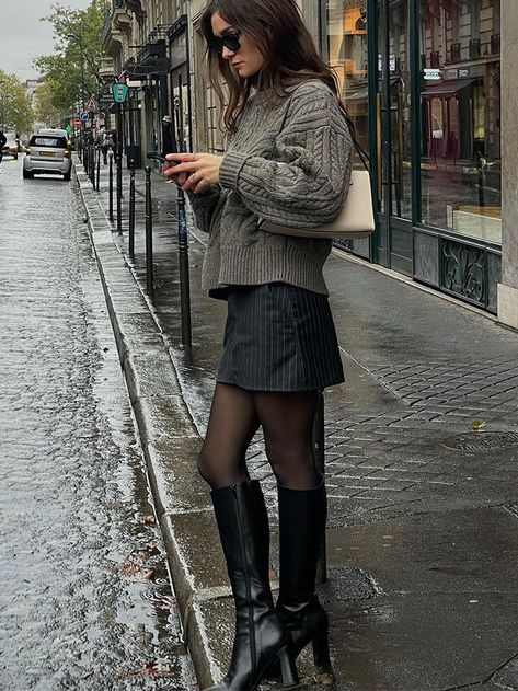 This French-Girl Outfit Formula Never Fails to Make Me Look Chic in Winter London Skirt Outfit, Rain Fits Aesthetic, 10 Winter Outfits, French Outfits, Stile Blair Waldorf, Adrette Outfits, Rok Mini, Mode Tips, Fest Outfits