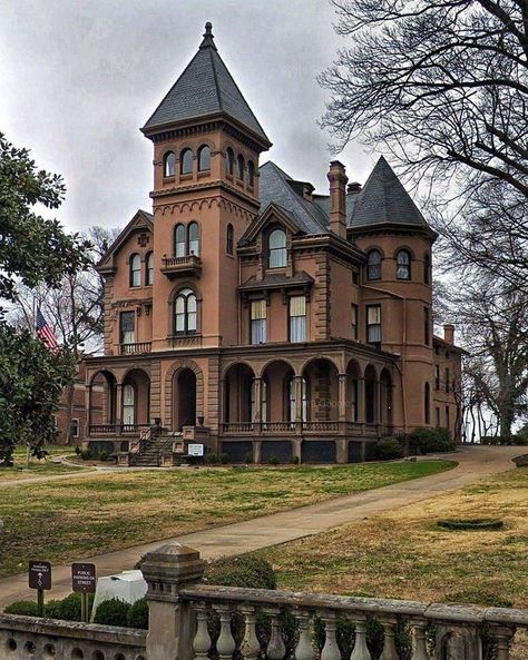 Victorian Arch, Abandoned Mansion For Sale, Victorian Style House, Old Victorian Homes, Victoria House, Victorian Style Homes, Old Mansions, Spooky House, Casas Coloniales