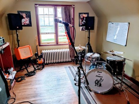 Small Drum Room, Drum Bedroom, Drum Room Ideas, Paiste Cymbals, Drum Studio, Band Rooms, Drums Studio, Zildjian Cymbals, Drum Room