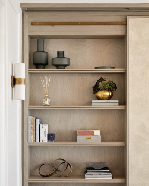 American Classic Interior, Classic Shelves, Brass Shelving, Helen Green, Sloane Square, Built In Shelves Living Room, Green Luxury, Joinery Design, Joinery Details