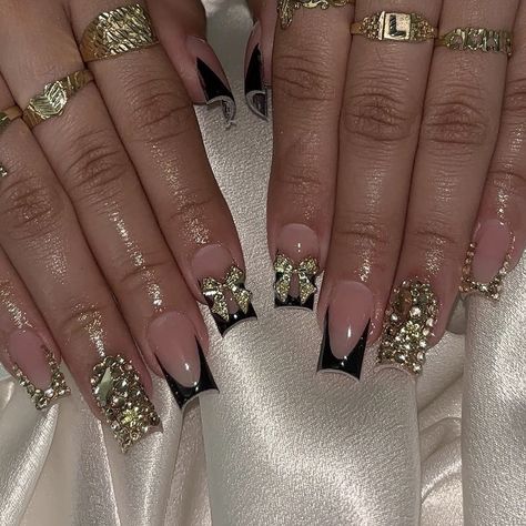 ig: setsbycarolaa Gold Nails With Rhinestones Short, Nails Acrylic For December, Short Classy Set Nails, Gold Nails Charms, Gold Short French Nails, Black French Tip Nails With Bling, Rhinestone Covered Nails, Black Acrylic Nail Designs With Gems, Short Birthday Set Nails