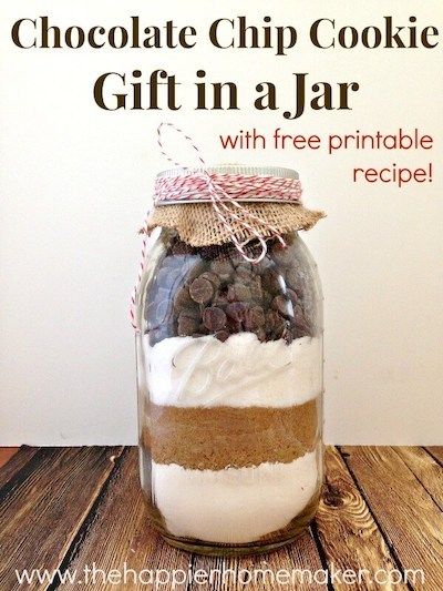 Chocolate Chip Cookie Gift In A Jar by The Happier Home Maker - 15 Mason Jar Crafts To Make And Sell For Extra Money. I love making extra cash from home by using mason jars and cheap dollar store items to create awesome and easy DIY mason jar home decor, Christmas decorations and gifts. These are perfect to be sold at Craft fair & Flea markets or even online on Etsy! Creative and unique mason jar crafts to sell you won't find anywhere else. Pin it for later! Mason Jar Cookie Recipes, Cookie Mix In A Jar, Gift In A Jar, Mix In A Jar, Diy Fairy Garden, Mason Jar Cookies, Chocolate Chip Cookie Mix, Easy Chocolate Chip Cookies, Cookie Gift