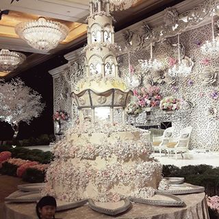 Image may contain: 1 person, table and indoor Quince Cake, Huge Cake, Fancy Wedding Cakes, Extravagant Wedding Cakes, Royal Cakes, Big Wedding Cakes, Quinceanera Cakes, Extravagant Wedding, Amazing Wedding Cakes