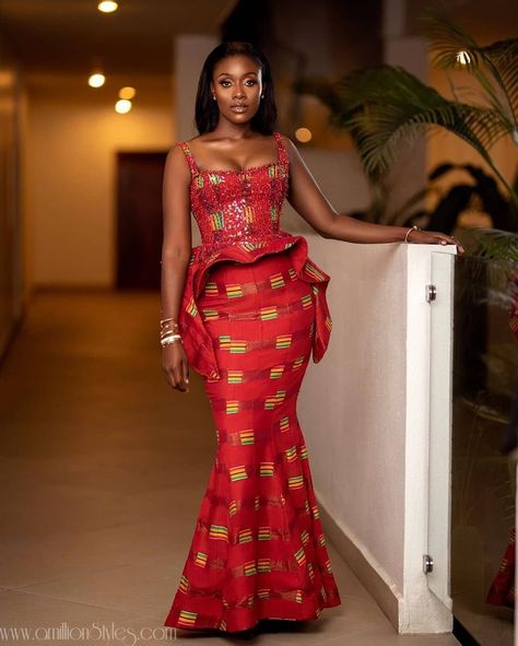 8 Fabulous Kente Styles For Ghanaian Brides – A Million Styles Ghanaian Lace Styles, Ghanaian Dress Styles, Ghana Traditional Wedding, Kente Fashion, Kente Dress, Traditional Marriage, Kente Styles, Lace Dress Styles, Gaun Fashion