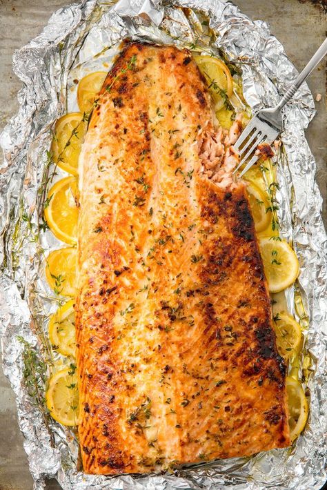 Baked Salmon Vertical Foil Salmon, Oven Baked Salmon Recipes, Salmon Fillet Recipes, Garlic Butter Salmon, Oven Baked Salmon, Healthy Honey, Butter Salmon, Healthy Salmon Recipes, Healthy Salmon