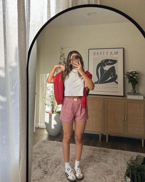 19 Best Boxer Shorts Outfits For The Ultimate "It Girl" Loo - The Wandering Girl Check Shorts Outfit, Style Boxer Shorts, Checked Shorts Outfit, Styling Boxer Shorts, Outfits With Boxers, Boxer Short Outfits, Boxers Outfit Female, Boxers Outfit, Red Shorts Outfit