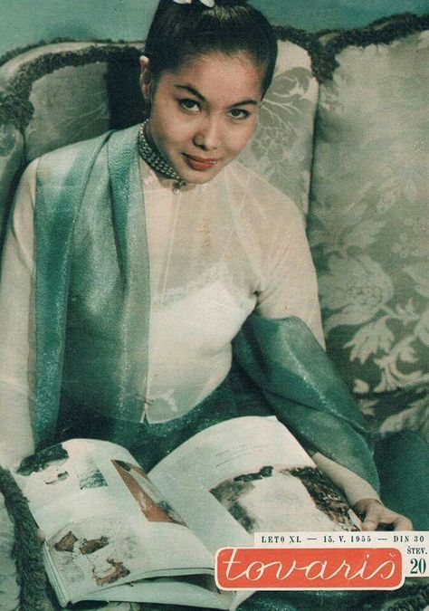 Myanmar Actress Win Min Than Best known for her role in 1954 Hollywood film The Purple Plain... Myanmar Actress, Vintage Myanmar, Burma Dress, Purple Plain, Myanmar Art, Myanmar Clothes, Ancient Dress, Burmese Clothing, Hollywood Film