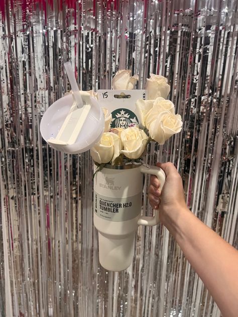 Stanley Basket Ideas, Cute Aesthetic Gifts For Friends, Stanley Gift Basket Ideas, Stanley Cup Birthday Gift Ideas, Stanley Birthday Gift Ideas, Stanley Christmas Gift Ideas, Starbucks Cup Gift Ideas, Stanley Bouquet Gift, Stanley Cup Bouquet