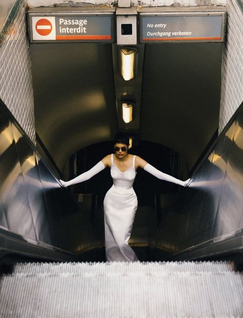 Street Fashion Shoot, Runaway Bride, Richard Quinn, Vogue China, Fashion Photography Inspiration, Foto Poses, City Photography, 인물 사진, City Style