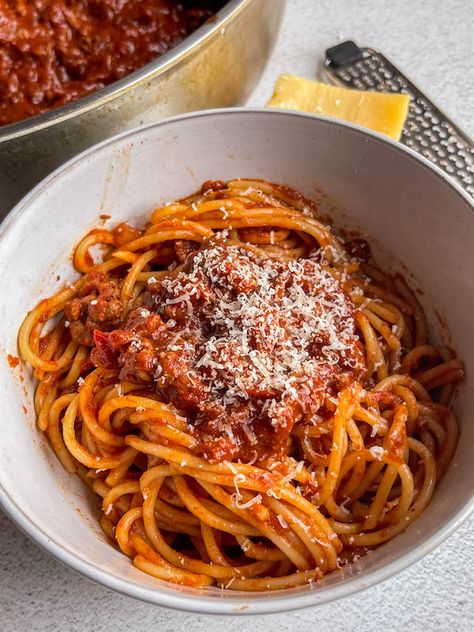 Classic Spaghetti Bolognese Ground Beef For Spaghetti, How To Cook Turkey, Turkey Ground, Turkey Spaghetti, Teriyaki Chicken Skewers, Cook Turkey, Spaghetti Bolognese Recipe, Freezer Meal Prep, Bolognese Recipe